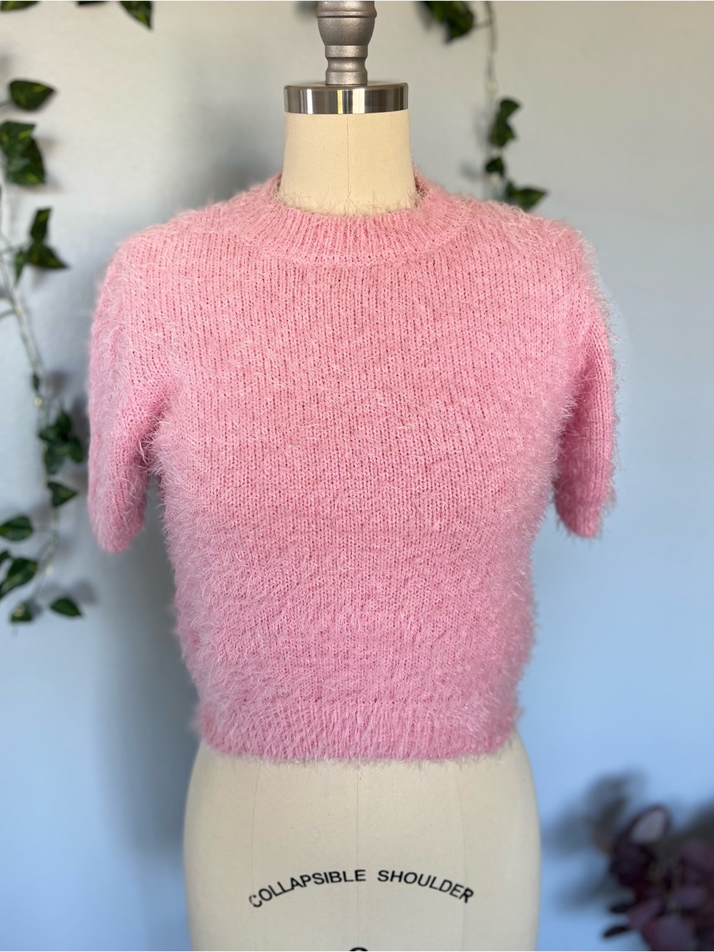 Iris Pink Fuzzy Eyelash Knit Short Sleeve Crop Top Sweater Size M